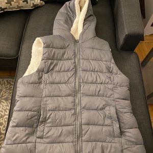 New York & Company faux fur lined puffer vest w/hood, size XL